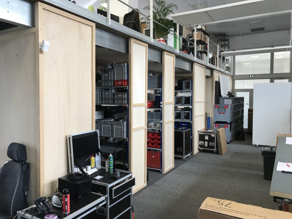 bureau en hauteur avec rayonnage archives en dessous, réalisation Techni Rack France