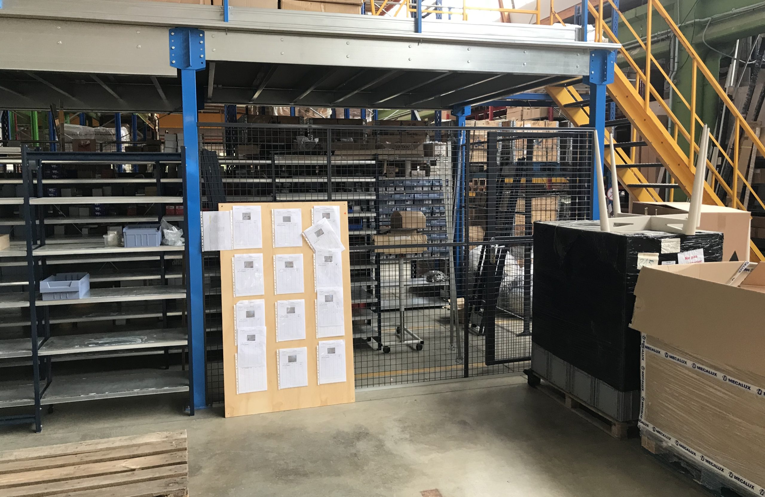 Cloison industrielle sous plateforme de stockage