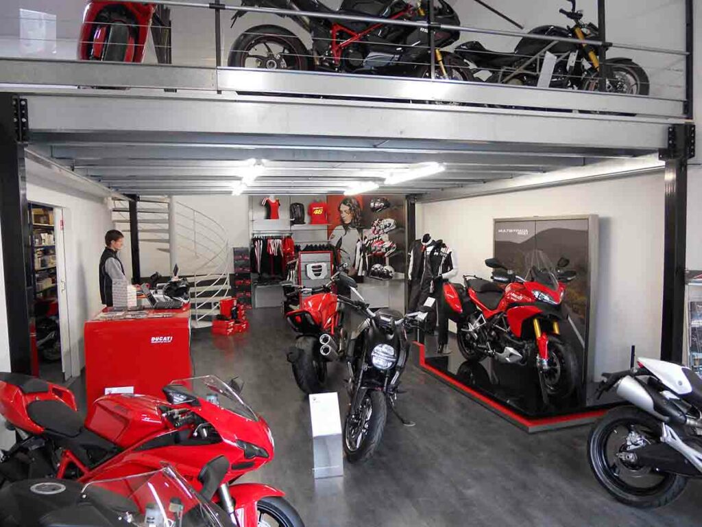 plateforme mezzanine pour magasin de moto